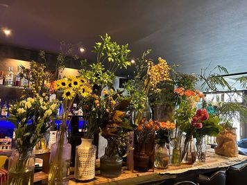 階段をあがるとすぐにお花空間があります。【写真可】 - Magnolia(cafe & flower shop) フラワーショップ＆フラワーカフェの室内の写真