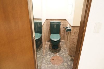 トイレです。
全身鏡完備です。
雰囲気のある古いトイレですが、綺麗に清掃しております。
ウォシュレットはありません。 - QT mongo QT mongo 四谷三栄町の室内の写真