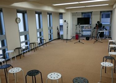 駅出口徒歩5秒、声優事務所の稽古場。録音機材を使用したアフレコ・アテレコの練習をはじめ、打ち合わせや配信にも使用出来ます。 - ブックスロープ稽古場