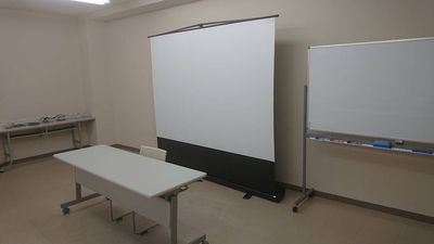 103インチのプロジェクタースクリーンです。 - カルチャー仙台ビル貸会議室 南町通■ゆったり60㎡■備品無料貸出103インチプロジェクター等の室内の写真