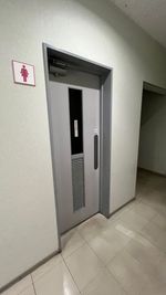 お手洗いは、各階共用トイレとなります。 - マッスルウォッチングジムのその他の写真