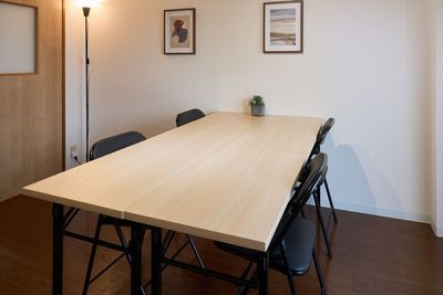 教室やミーティング用に4人がけの大テーブル - Futakorooms 205 高島屋裏すぐ2階のレンタルスペース・レンタルサロンの室内の写真