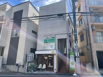 【建物外観】１階がドーナツ屋さんのサンライフビルの３階３０１が当サロンです。三軒茶屋駅から歩いて来ると右手にございます。 - 【三軒茶屋レンタルサロンBLOOM】渋谷2駅4分/静かな完全個室 レンタルサロンの外観の写真