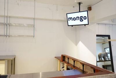 天吊りモニター完備 - QT mongo QT mongo 四谷三栄町の室内の写真