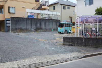 駐車場１番です。細長い駐車場です。
ビル目の前が駐車場になります（ビルと駐車場は道路を挟んで反対側）。 - 調布三鷹レンタルスペース  多目的ミニホール【調布/三鷹/吉祥寺】深大寺/ピアノ有《即決》のその他の写真