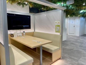 新宿駅 徒歩3分 無料Wi-Fi/電源/35インチモニター/テレワーク/web会議　　　　　　 - FEEEP新宿東口（新宿三丁目）店