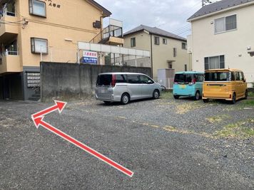 道路から駐車場（砂利面）へ - 《Fali-Studio》調布三鷹吉祥寺レンタルスペース  キッチン&マルチスペース【調布/三鷹/吉祥寺】深大寺6名《即決》のその他の写真