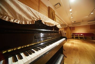 【１階】連弾可能です【2024/3/1より常設ピアノがアップライトからグランドピアノになりました】 - 調布三鷹レンタルスペース  防音ホール1F＋多目的スペース2F✨ピアノ有【調布三鷹吉祥寺】の室内の写真
