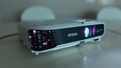 プロジェクター
EPSON EB-SO4 - Colormell（カラメル）六本木1号店 会議・デスクワーク専用🉐プラン｜〜12名の設備の写真