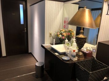 洗面所 スイートキュア大宮店 レンタルサロン室内 - プロスパーワンビル3階  スイートキュア レンタルエステティックサロンの室内の写真