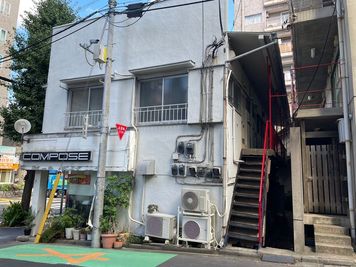 建物側面
赤と黒の階段が目印です - マルチスペースNAKANO BASEの外観の写真