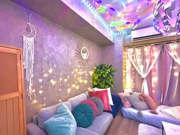 KOHA新宿 天井LEDライト搭載の幻想的なシアタールームの室内の写真