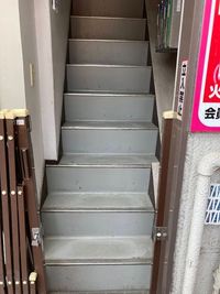 ビル１階部分から上がる階段です。 - 藤田家 貸空間 【サカエマチ商店街】 貸し教室、貸し会議室の外観の写真