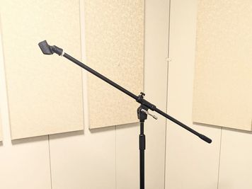 TAMA タマ ブーム・マイクスタンド ブラック MS205BK×１　 ブームの長さ830ｍｍ・スタンド高さ960 - 1,600mm・重量3.2㎏ - 大山防音室 大山防音室Ａスタジオ　2.5帖の手軽な練習スペースの設備の写真