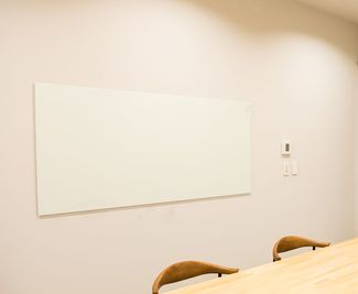 ホワイトボードを常設しております。 - BONCHI（ボンチ） BONCHI4階会議室【SOUTH（サウス）】の設備の写真