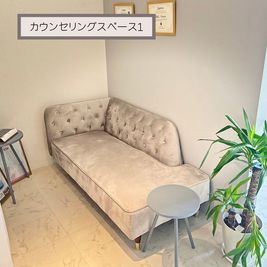 2人がけのソファーでゆったりカウンセリングやお会計ができます。 - Share’ｓ by DIANA 【完全個室のレンタルサロン✨電動昇降施術ベッド有の室内の写真