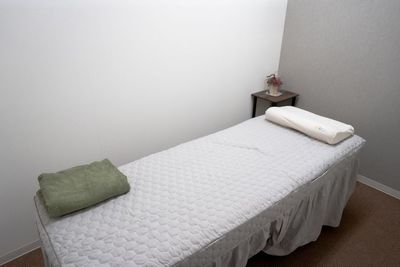 ベッドです。タオルは別途料金がかかります。 - minoriba_西新宿七丁目店 レンタルサロン　スペース3の室内の写真