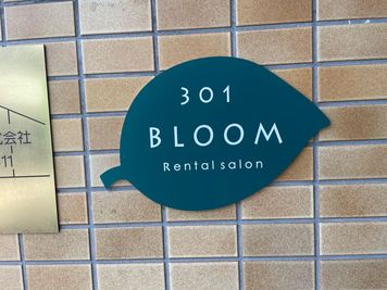 【Sign board】
建物入り口にある看板です。 - 【三軒茶屋レンタルサロンBLOOM】渋谷2駅4分/静かな完全個室 レンタルサロンの入口の写真