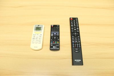 TV、エアコン、DVDリモコンです - 会議室ゴシェール 個室サロン・ネイル・パーソナルカラー診断・研修会などにの設備の写真