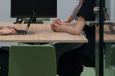 モニター完備のお部屋です。 - Komatsu 九「CO-WORKING AREA」 ☆小松駅直結の貸し会議室☆Zoom会議にも/ミーティングルーム2の室内の写真