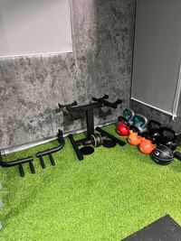 トレーニングに必要な備品も豊富に取り揃えております。 - SLC MOVE　GYM＆FITNESS 【大橋駅徒歩90秒】シャワー室付きプライベートジムの設備の写真