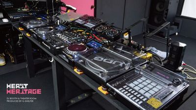 クラブ標準のNXS2シリーズ、SL-1200を基本に、充実のプロ仕様DJ環境です。 - DJブース＆シアタールーム『Hermit Heritage』の室内の写真