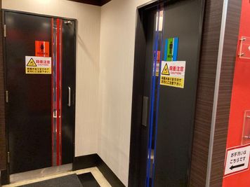 カラオケビッグエコー　なんばアムザ店 《2～4名用》会議・打ち合わせ用ルーム【サイズS】の室内の写真