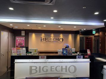 カラオケビッグエコー　なんばアムザ店 《8名利用》会議・打ち合わせ用ワークルーム【Type M】の入口の写真