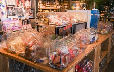 どれをとるか迷うほど種類豊富な駄菓子・スナックも食べ放題！ - シェアラウンジ田町駅前店 【4名席】スナック・フリードリンク(ソフトドリンク)付の設備の写真