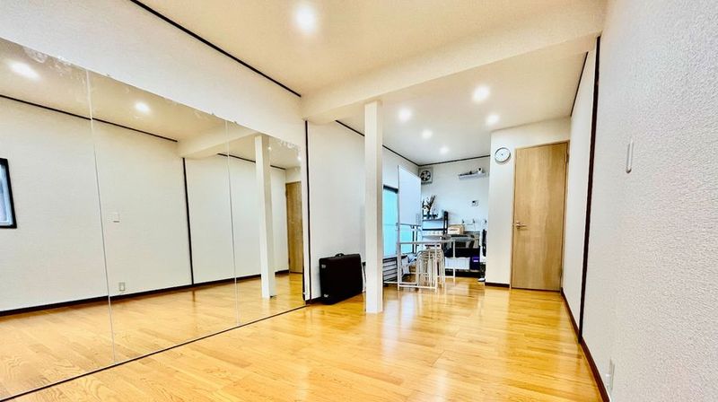大きな鏡と広いフローリング - レンタルスタジオ　Limone(リモーネ)荻窪 レンタルスペース＆スタジオ　Limone(リモーネ)荻窪の室内の写真