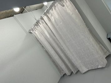 更衣室はカーテンで仕切ってお使い頂けます。 - Ballet with 開放感のあるレンタルスタジオ✨バレエ用リノリウム使用！の設備の写真
