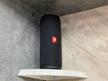 Bluetoothスピーカー（JBL FLIP5） - 【エフスペ渋谷】高速Wi-Fi｜ウォーターサーバー飲み放題｜ 【渋谷駅徒歩5分】💣大規模リニューアル💣 Wi-Fi無料！ の設備の写真