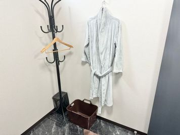 貴重品入れ・服掛け・バスローブもご用意しております。 - Oscar レンタルスペース：Oscar【オスカー】の設備の写真