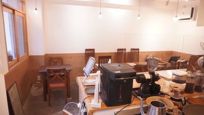 【川崎駅】商品撮影や短編映画などに！自然採光あるカフェ 清潔感と温かみを持つ自然採光あるカフェの室内の写真