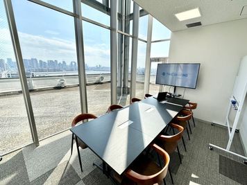 【対面で着席できるので、会議や打ち合わせにオススメです♪】 - TIME SHARING 新大阪プライムタワー【無料WiFi】 Room Bの室内の写真