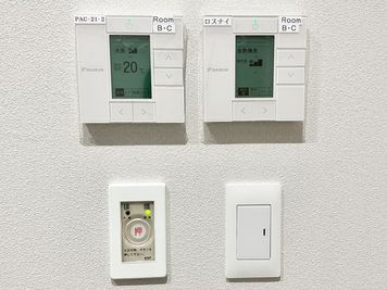 【空調のリモコンは共用部にございます※Room Cと共用です】 - TIME SHARING 新大阪プライムタワー【無料WiFi】 Room Bの設備の写真