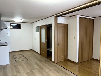 窓側からキッチンスペース方向を見たところ - 多目的レンタルスペース QC ROOM ※駐車場あり！ 【中央林間/東林間駅】多目的スペース QC ROOM ※駐車場付の室内の写真