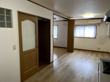 左の扉から入ってきます。
左奥にもう一部屋あり、間仕切りを開けると繋げて使用可能です。 - 多目的レンタルスペース QC ROOM ※駐車場あり！ 【中央林間/東林間駅】多目的スペース QC ROOM ※駐車場付の室内の写真