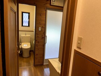 トイレは、洗面所のドアとトイレのドアがありますのでプリバシーが保たれます。 - 多目的レンタルスペース QC ROOM ※駐車場あり！ 【中央林間/東林間駅】多目的スペース QC ROOM ※駐車場付の設備の写真