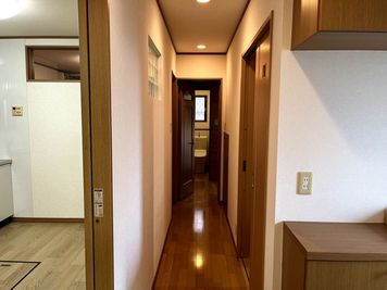 玄関入って右に廊下が続いていて洗面所とトイレがあります。 - 多目的レンタルスペース QC ROOM ※駐車場あり！ 【中央林間/東林間駅】多目的スペース QC ROOM ※駐車場付の室内の写真