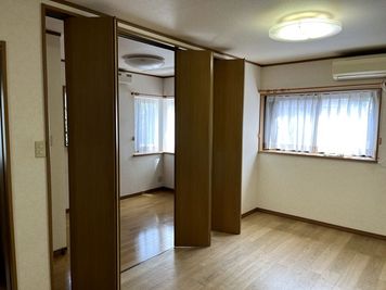 ３枚の扉で左右の部屋を仕切れます - 多目的レンタルスペース QC ROOM ※駐車場あり！ 【中央林間/東林間駅】多目的スペース QC ROOM ※駐車場付の室内の写真