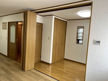 仕切りを左サイドに集めた場合 - 多目的レンタルスペース QC ROOM ※駐車場あり！ 【中央林間/東林間駅】多目的スペース QC ROOM ※駐車場付の室内の写真