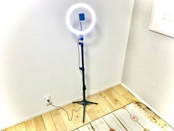 SNSで使うライト - rental lounge浦和 浦和新築マルチスペースの室内の写真