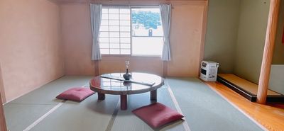 テーブル、座布団貸し出します。 - 🌱GREEN HOUSE 円山🌱 レンタル和室🌱翠の間の室内の写真