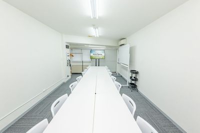 会議、打ち合わせ、交流会、ボードゲームなど幅広い用途に対応可能です - 貸会議室Aivic新宿756館の室内の写真