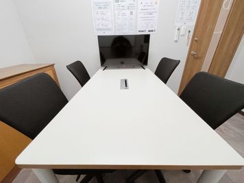 いい会議室原宿 ナポレビル２F					 					 【原宿駅徒歩1分】RoomD（4名会議室）の室内の写真