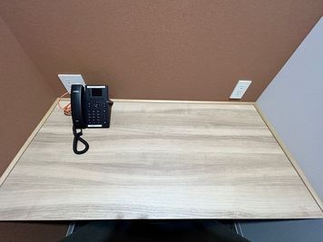 【ブース内の机はPC作業にちょうど良いコンパクトサイズです】 - エキスパートオフィス大宮 325の室内の写真