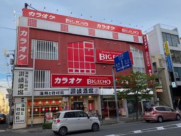 カラオケ ビッグエコー高松フェリー通り店 《5名利用》会議・打ち合わせ用ワークルーム【Type M】の室内の写真