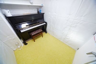 カラオケ利用も - ブリアサロン【世田谷-用賀駅 歩１分】🎹ピアノ📶高速WIFI 防音室B【駅２分】🎵ピアノ有の室内の写真