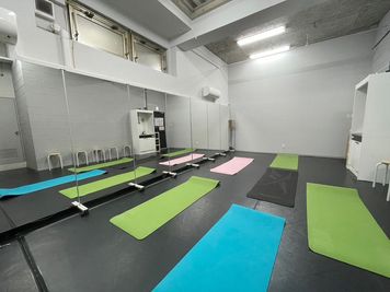 ヨガマット使用イメージ - DANCE SPACE 365の設備の写真